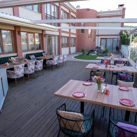 Oda ve Kahvaltı Ebruli Cunda 4*